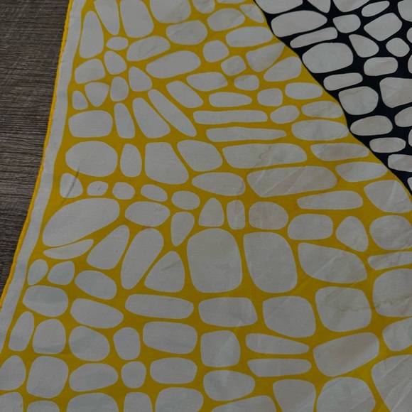 Black and Yellow Patterned Scarf - Picture 6 of 6